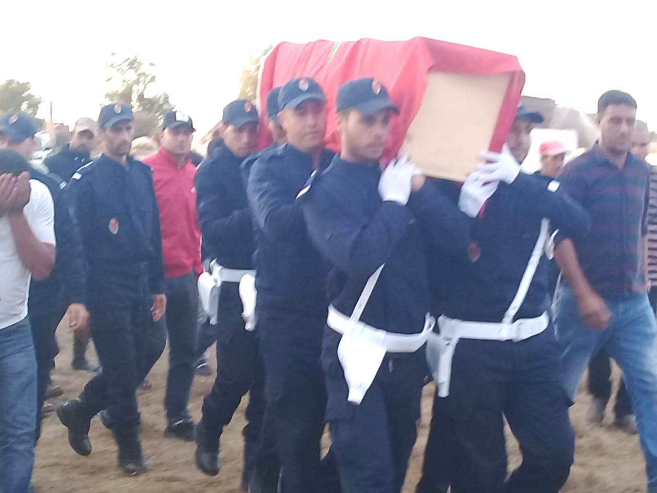 بعد فاجعة موظفي سجن الجديدة.. مراسيم دفن رسمية غاب عنها مسؤولون وسلطات!