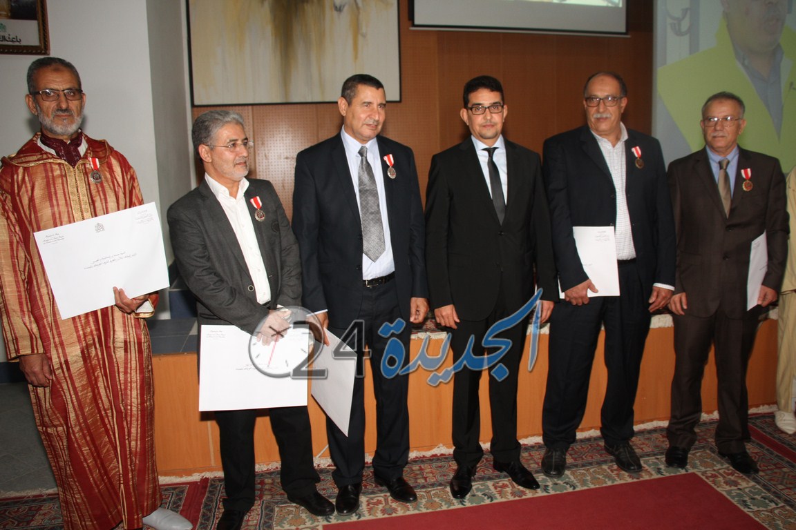 عامل الجديدة يوشح مجموعة من الموظفين بأوسمة ملكية على هامش حفل الإنصات للخطاب الملكي