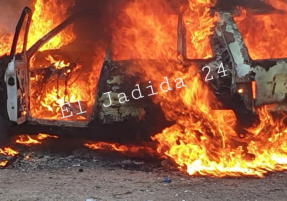 عااااجل وبالصور.. النيران تلتهم سيارة قرب حي السلام بالجديدة