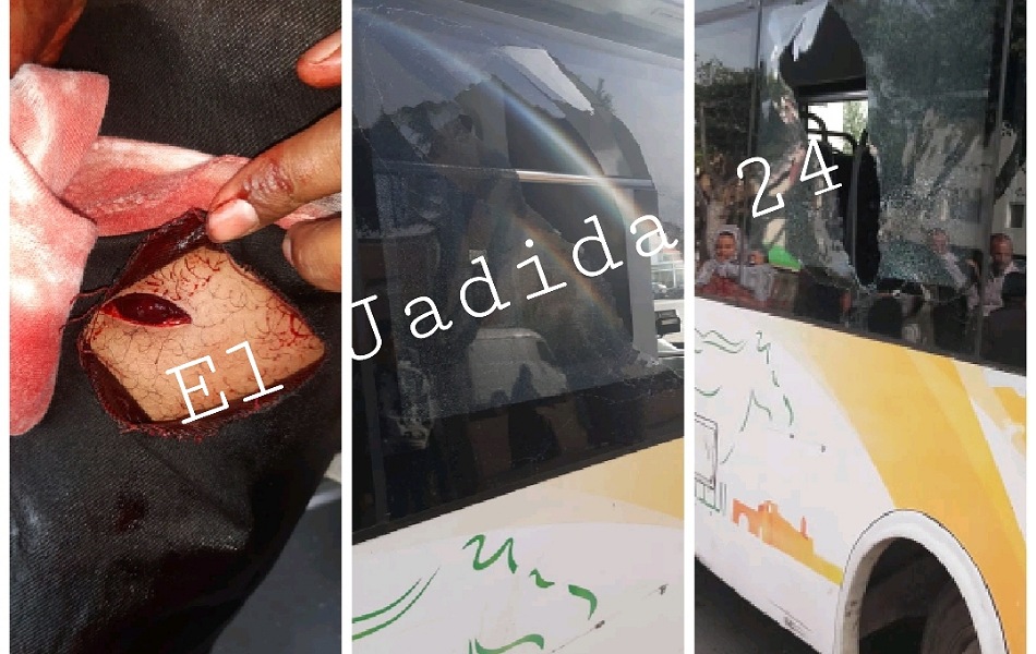 بالصور.. 3 جانحين يعتدون بالسلاح الابيض على ''كونطرولور'' ويكسرون حافلة للنقل الحضري بالجديدة