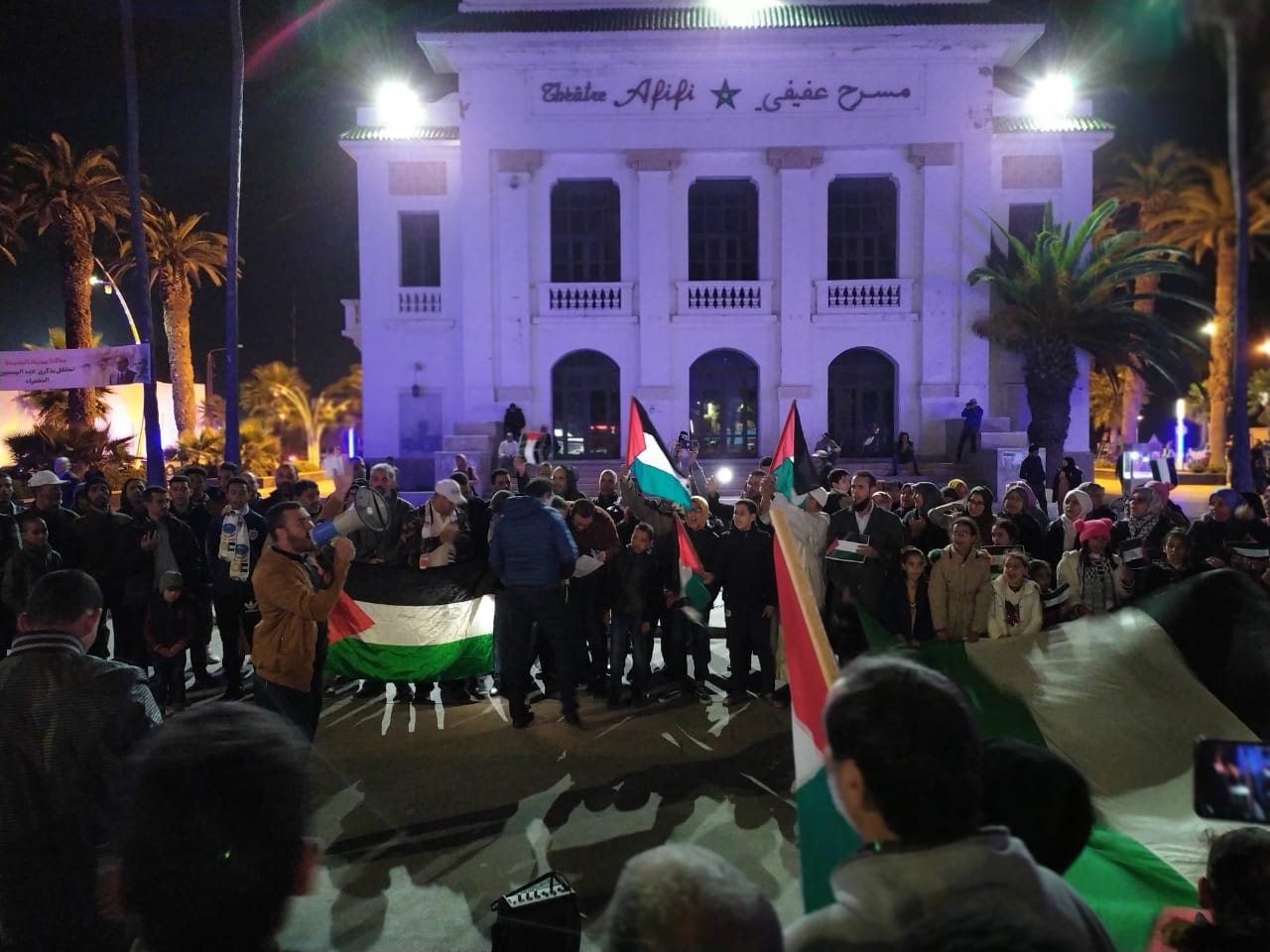 بالصور.. ساكنة الجديدة تحتج أمام مسرح عفيفي للتنديد بالعدوان الصهيوني على غزة