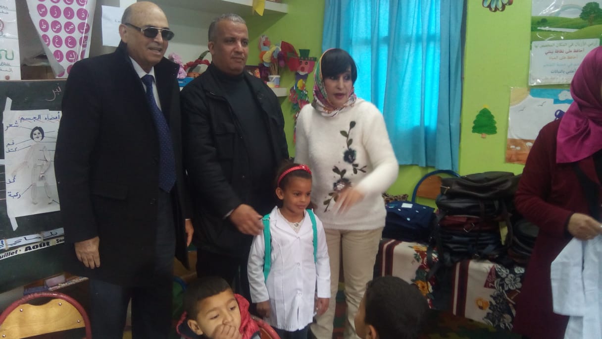 جمعية كفاح للتنمية النسوية توزع بدل ومسلتزمات مدرسية لفائدة براعم التعليم الأولي بمدرسة الحوزية