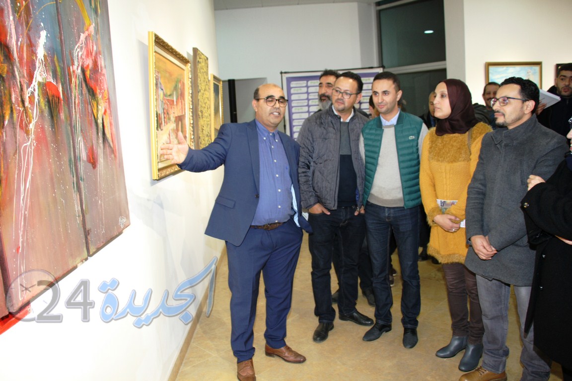 الفنان التشكيلي رشيد نجار يعرض لوحاته الفنية بالمركب الثقافي التابع للفوسفاط بالجديدة