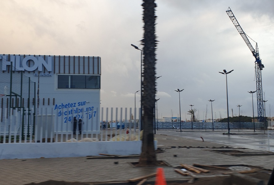 سلطات الجديدة تسابق الزمن للترخيص لافتتاح المشروع الذي يضم متجر ''ديكاتلون'' رغم عدم اكتمال الأشغال في المشروع