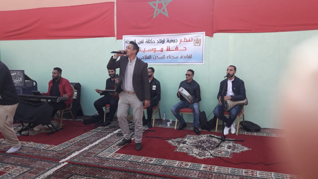 جمعية اولاد دكالة لفن العيطة بالجديدة تحيي حفلا غنائيا لفائدة نزلاء السجن الفلاحي بالعدير