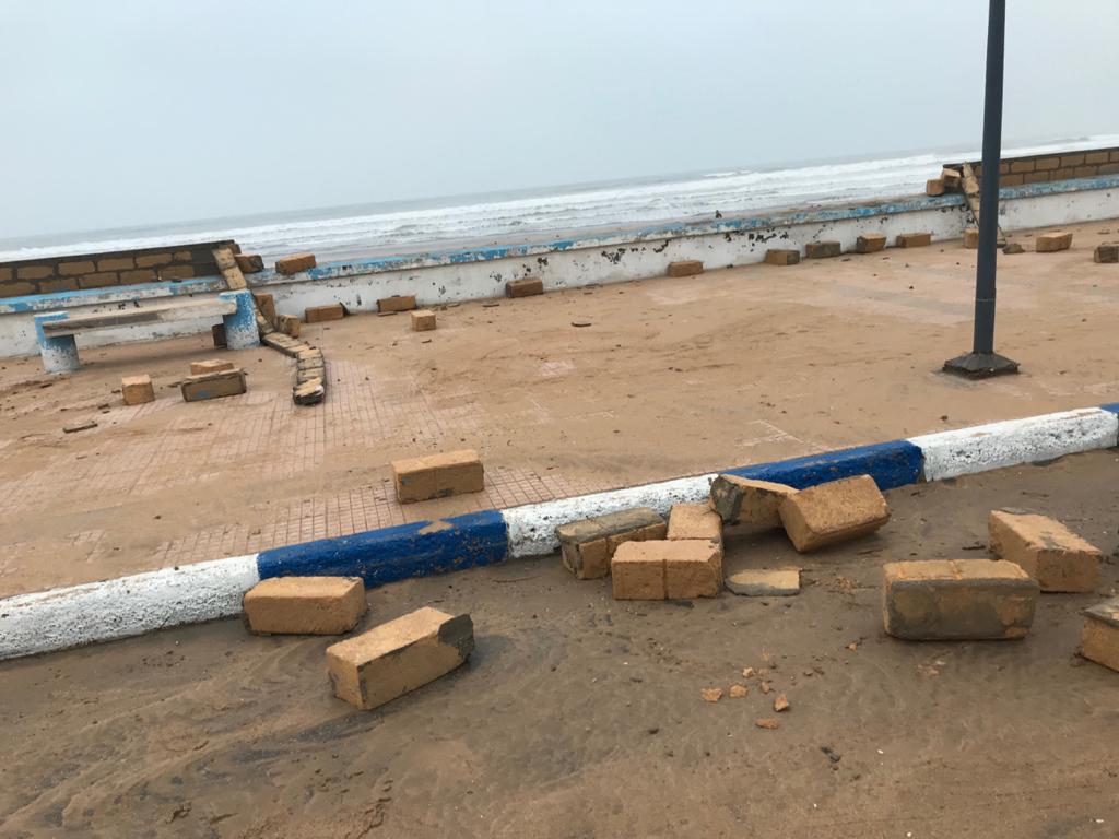 بالصور.. الأمواج العاتية تسقط سور كورنيش الجديدة ''المزيف'' بشاطىء ''دوفيل بلاج''