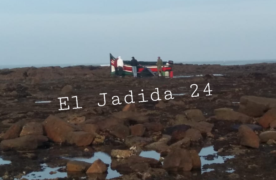 الشاطىء الصخري لسيدي الضاوي يلفظ قاربا بحريا مسروقا من ميناء الجديدة