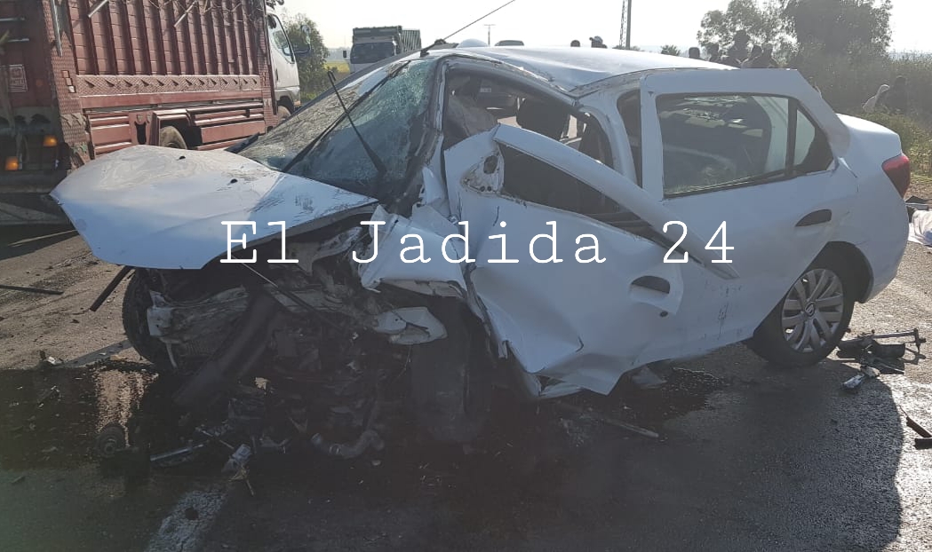 بالصور.. قتيلان و3 جرحى بعد اصطدام سيارتين بطريق 'المصور راسو'