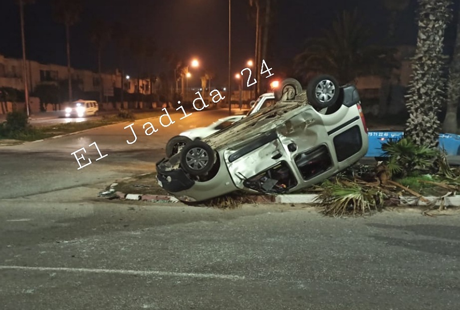 بالصور.. اصطدام سيارتين في ملتقى شارع ابن باديس بوسط الجديدة