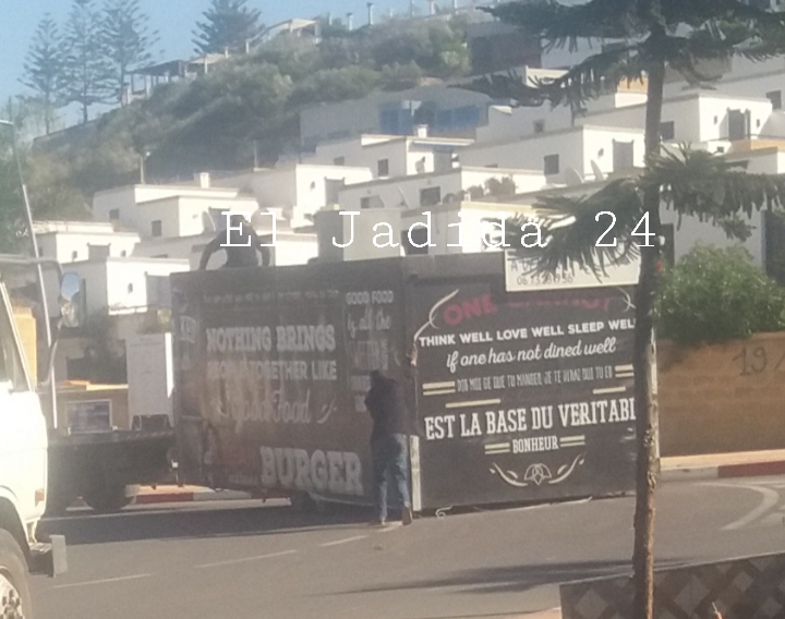 السلطات المحلية تزيل كشكا للمأكولات الخفيفة مثيرا للجدل بالوليدية