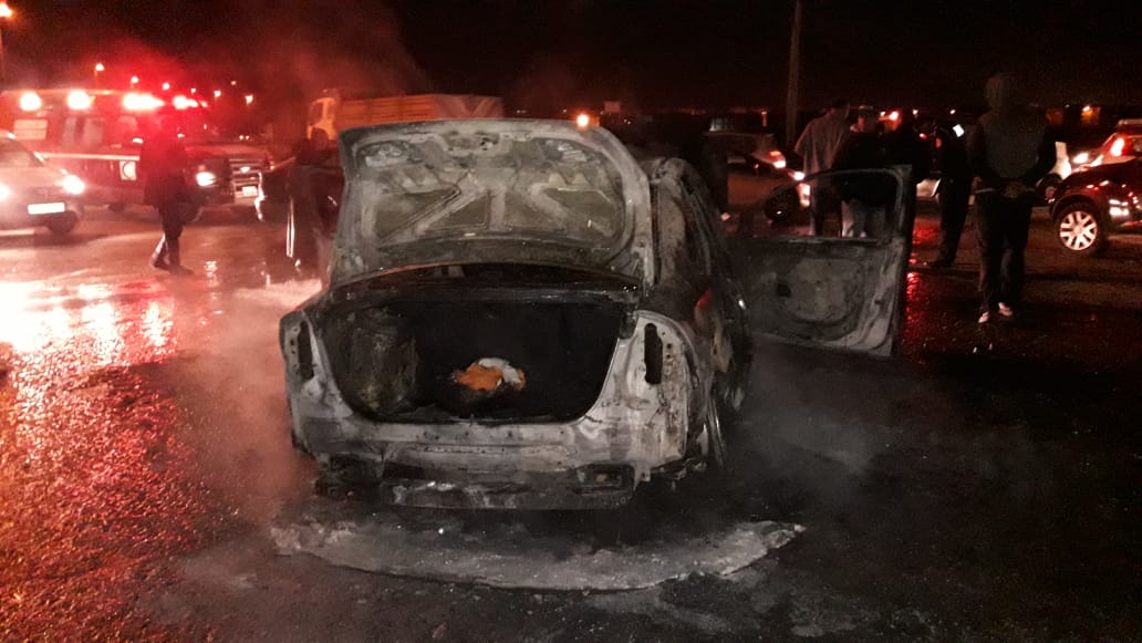 شاهد بالصور.. النيران تلتهم سيارة بالكامل قرب محطة القطار بالجديدة