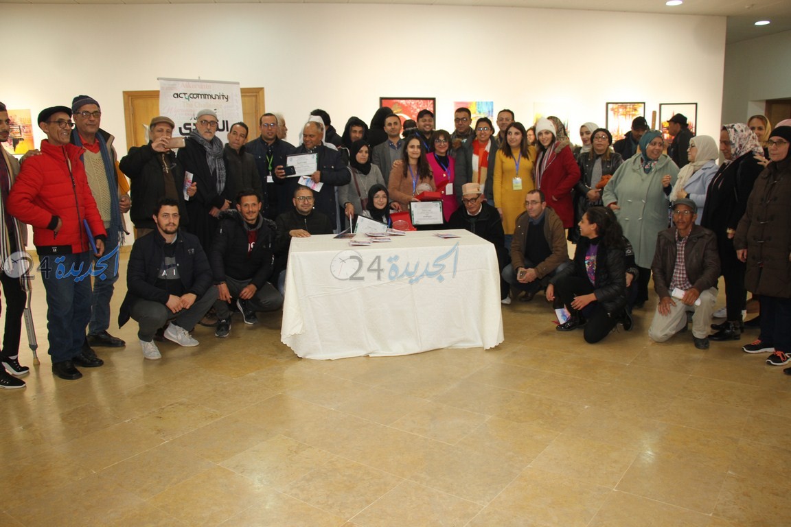 في ليلة امتزج فيها الغناء والزجل بالفن التشكيلي .. كريمة مطيع و غزلان سبيلي يتحديان الإعاقة