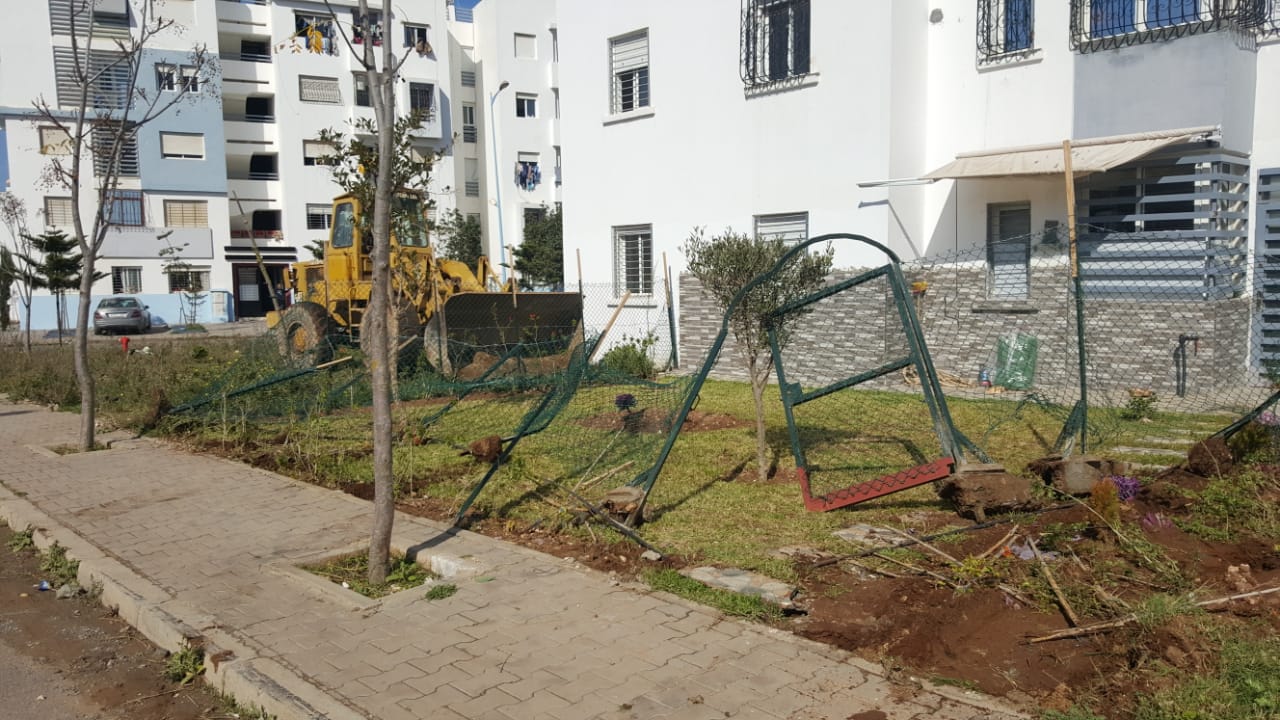 السلطات المحلية تشن بحي المطار حملة ضد السياجات الحديدية باقامات ديار المنصور