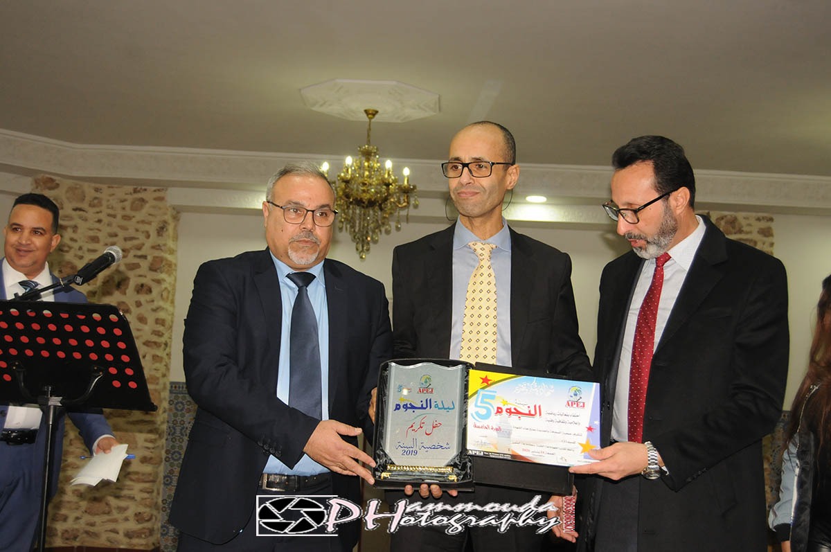 بالصور.. جمعية الصحافة بالجديدة تختار البروفيسور المهدي طالب شخصية السنة في حفل ''ليلة النجوم''