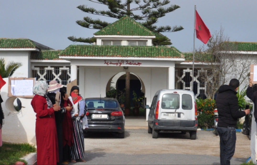 مواطنون يحتجون على مجلس جماعة الوليدية بحضور مفتشي وزارة الداخلية
