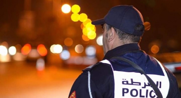 شرطيان يشهران سلاحيهما لاعتقال شخص عرّض حياة مواطنين للخطر بدرب الهلالي بالجديدة
