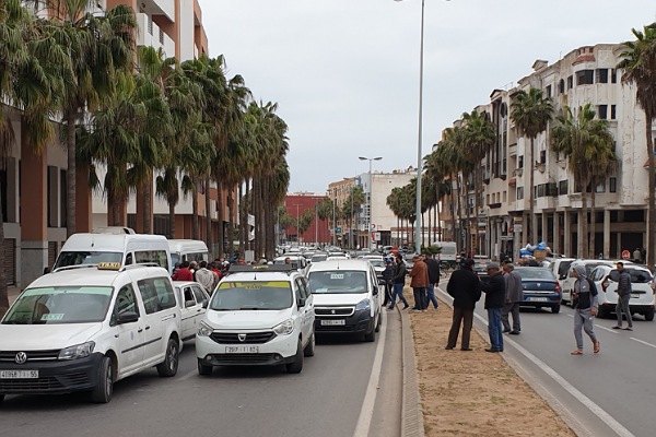 جدل بالجديدة بعد وقفة احتجاجية مثيرة لسيارات الاجرة الكبيرة ضد حافلات النقل المزدوج