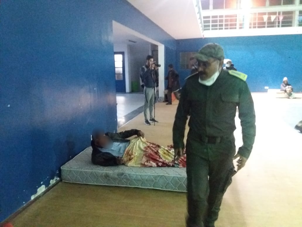 بالصور.. سلطات الجديدة تأوي ازيد من 80 مشردا بقاعة نجيب النعامي ومحسنون يتطوعون بأغطية