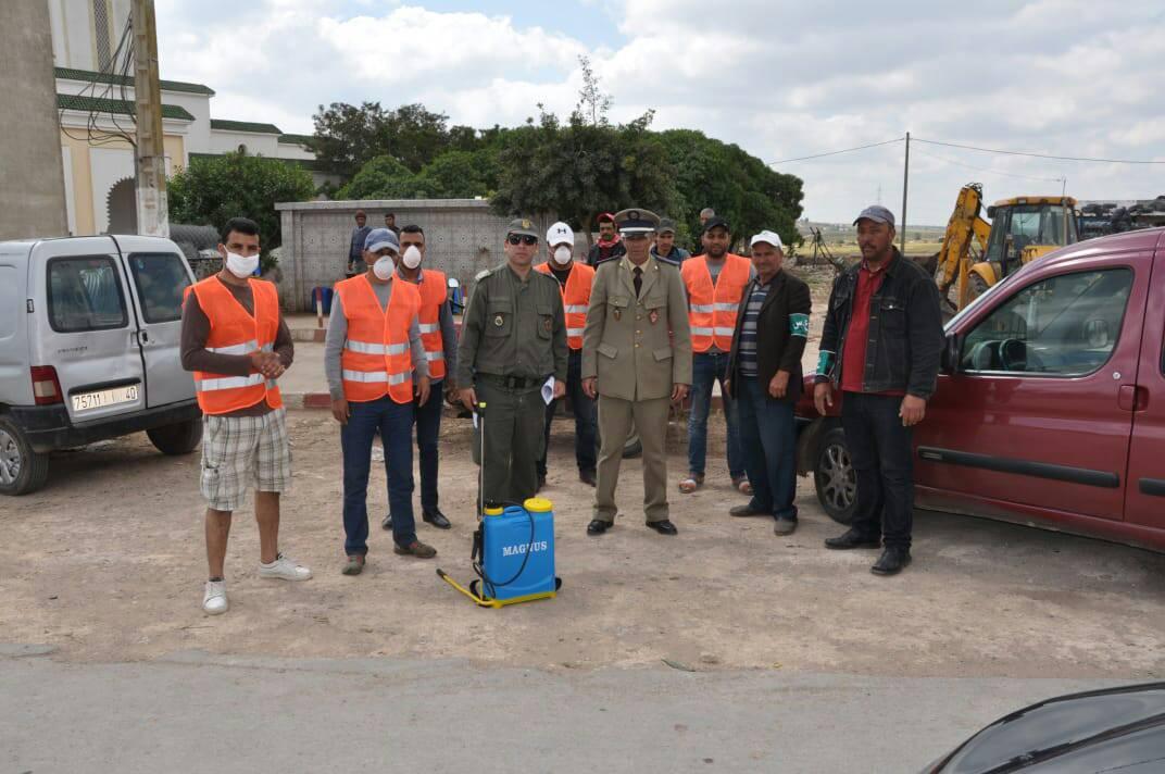 شباب أولاد حمدان يباشرون حملة لتعقيم وتطهير مركز الجماعة ضد فيروس 'كورونا