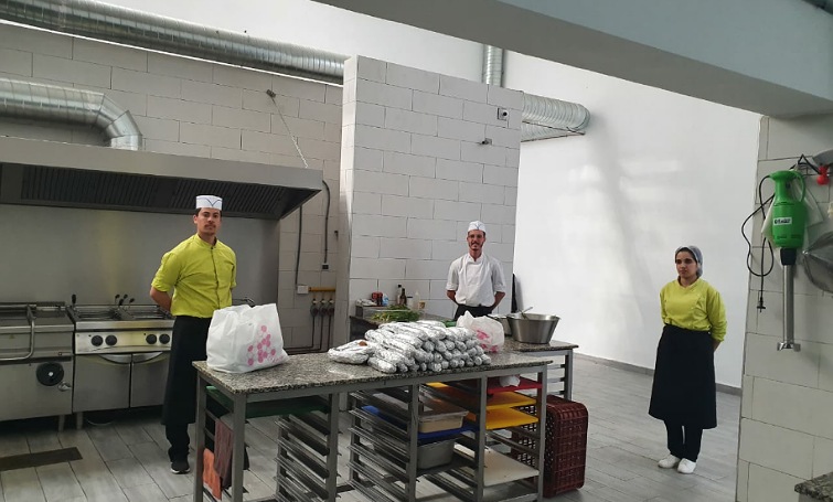 مؤسسة 'انترناشيونال سكول' بالجديدة تتطوع لتقديم وجبات غدائية يومية لنزلاء قاعة نجيب النعامي