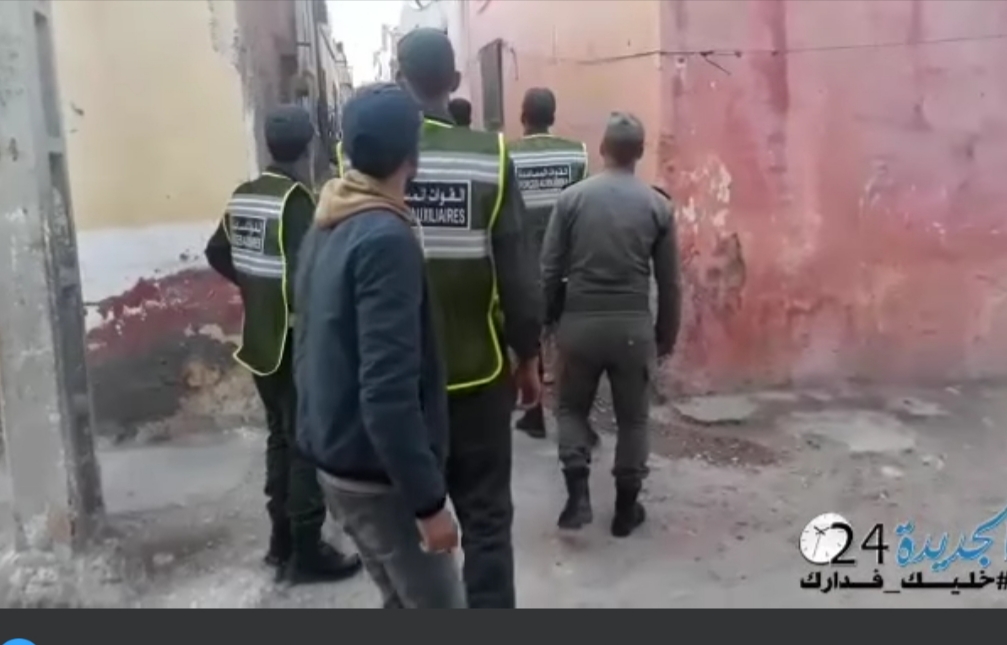 شاهد.. تدخلات السلطة المحلية والأمن بمدينة البئر الجديد لفرض حظر التجوال