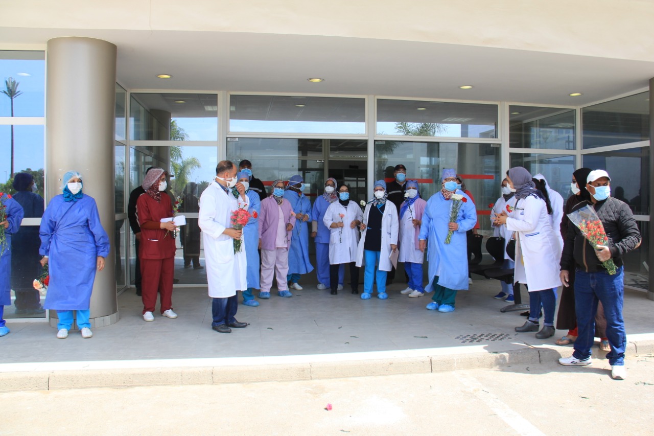 بالصور .. جمعويون يوزعون ورودا على عشرات الأطر الطبية والصحية بمستشفى الجديدة
