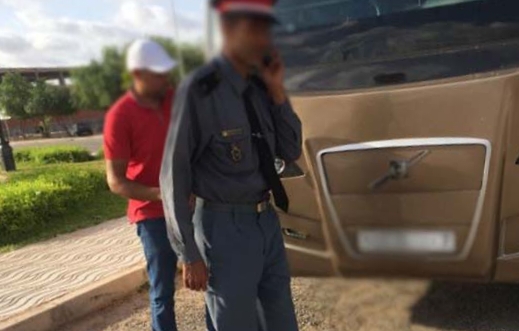 سيدي بنور : خليفة قائد اولاد عمران يشن حملة على النقل السري أسفرت عن توقيف سيارتي أجرة صغيرة خرقت قانون الطوارئ