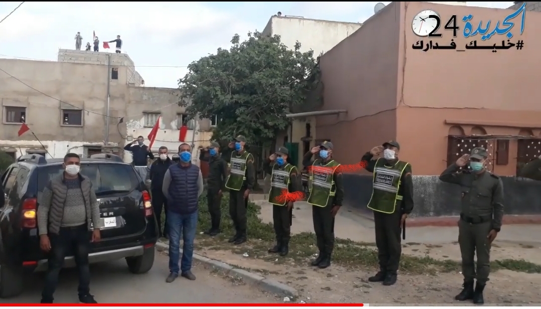 شاهد.. ساكنة حي التقدم بالبئر الجديد تستقبل السلطات بالاعلام الوطنية والنشيد الوطني