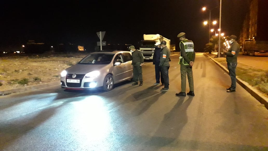 السلطات المحلية تقيم سدود أمنية بوسط الجديدة لفرض تطبيق حالة الطوارىء الصحية