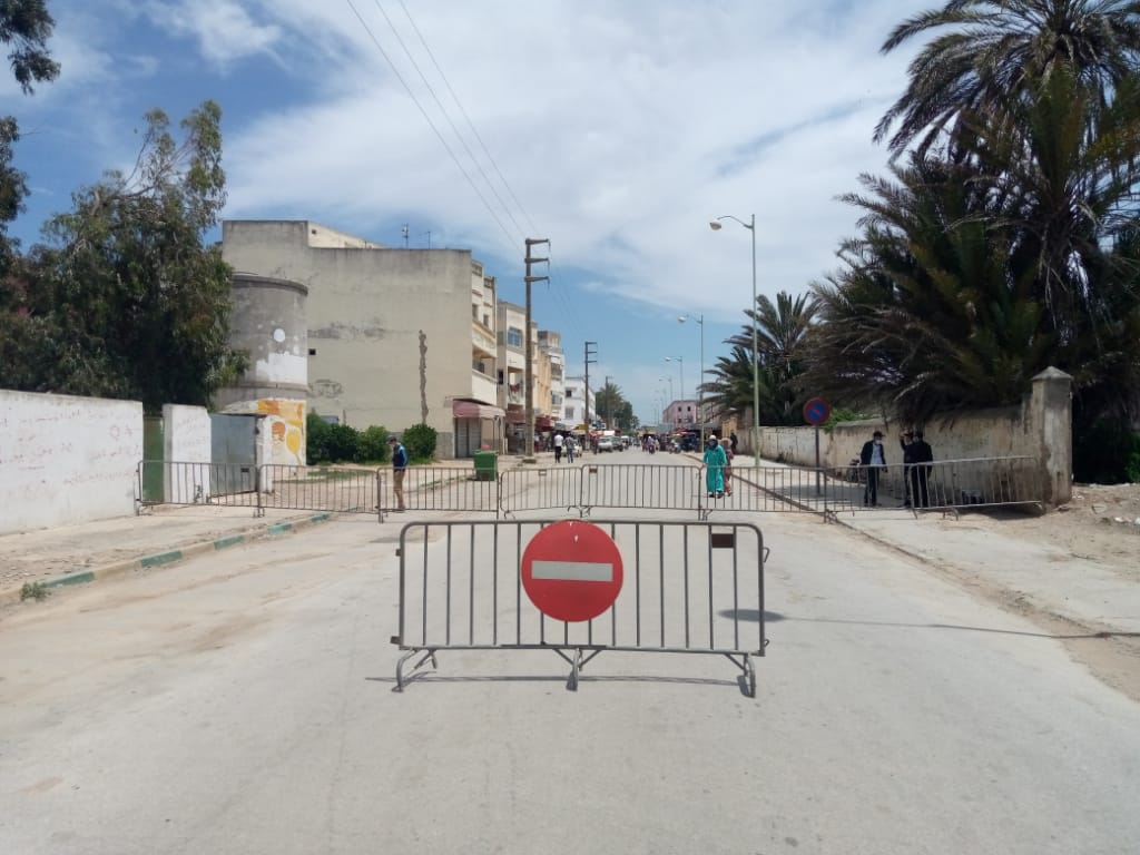 سلطات البئر الجديد تضع حواجز بين الأحياء للتقليل من الحركة غير الضرورية