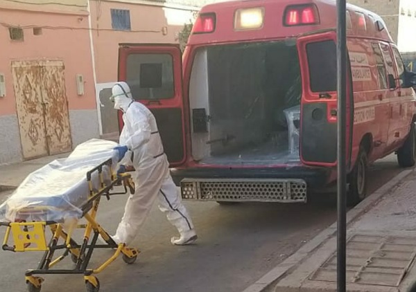 عاجل.. سيارة للإسعاف تعيد نقل استاذ آزمور المصاب بكورونا من منزله الى المستشفى الإقليمي بالجديدة