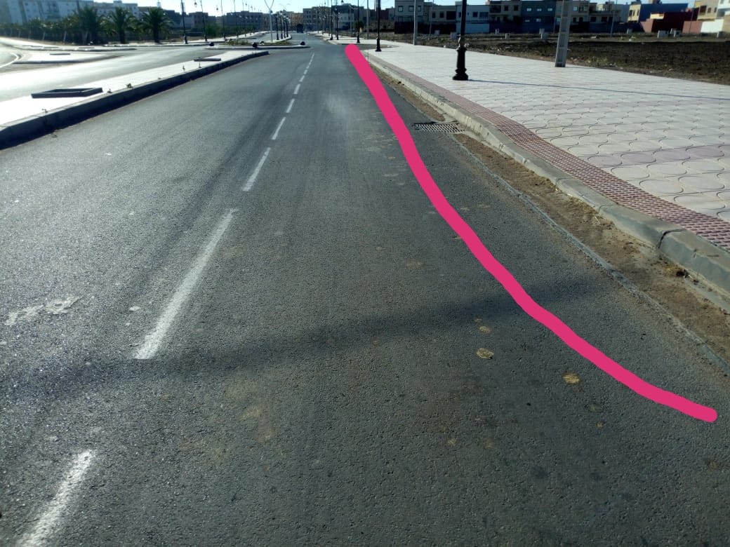 عيوب و اختلالات بشارع رئيسي بالزمامرة تطلب إصلاحه 6 سنوات وكلف ازيد من 5 ملابير سنتيم.