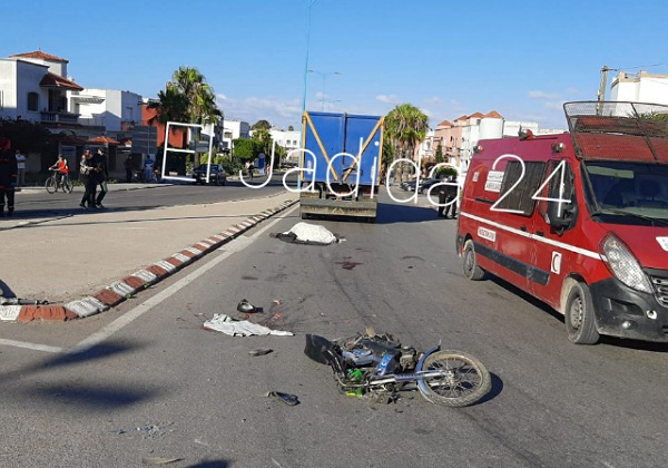 صادم وبالصور.. شاحنة تدهس رأس سائق دراجة نارية وترديه قتيلا بوسط الجديدة