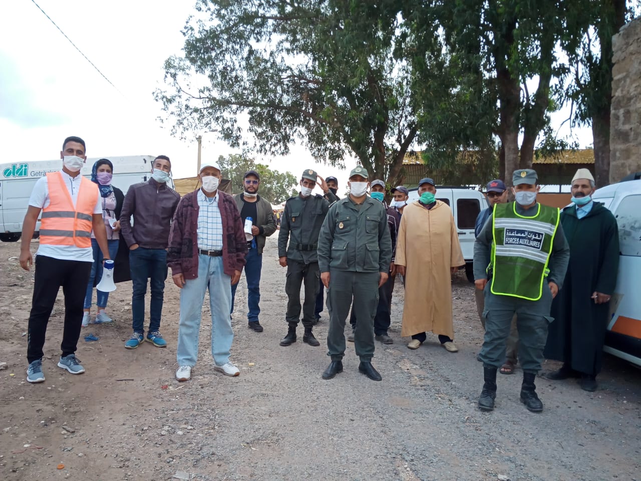جمعويون باولاد رحمون ينظمون حملة تحسيسية بالسوق الاسبوعي ''جمعة الحوزية'' بعد اعادة افتتاحه