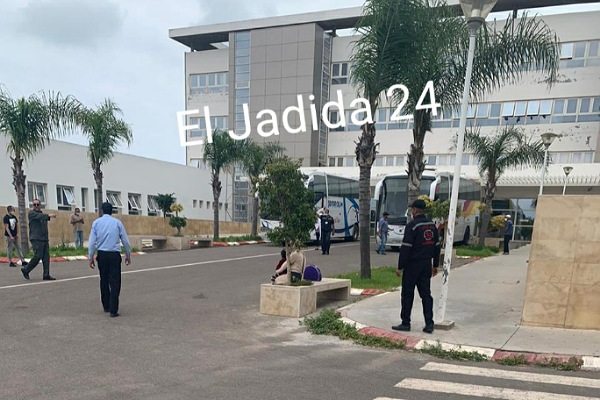 السلطات المحلية تشرف على نقل 44 مصابا عبر حافلتين من مستشفى الجديدة الى مستشفى بن سليمان