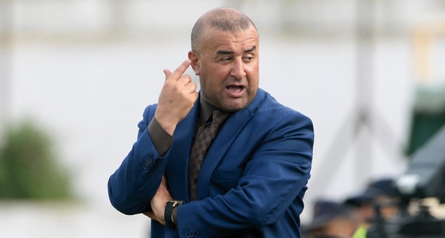 الدفاع الحسني الجديدي يكشف حقيقة التفاوض مع المدرب الجزائري عبد الحق بنشيخة