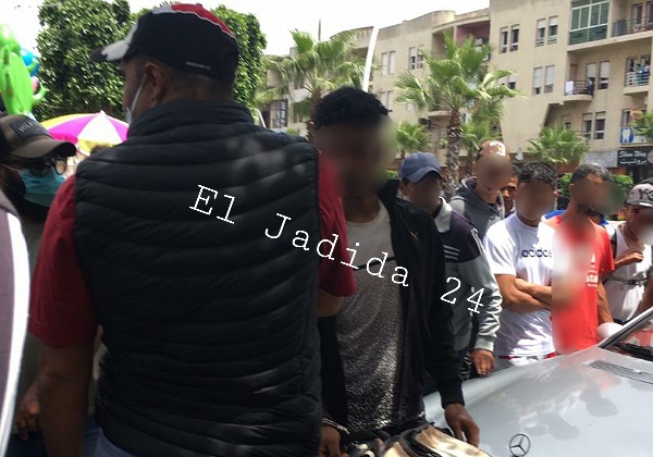 مواطنون يلقون القبض على لص في الشارع العام متلبسا بسرقة هاتف فتاة قرب مسرح عفيفي