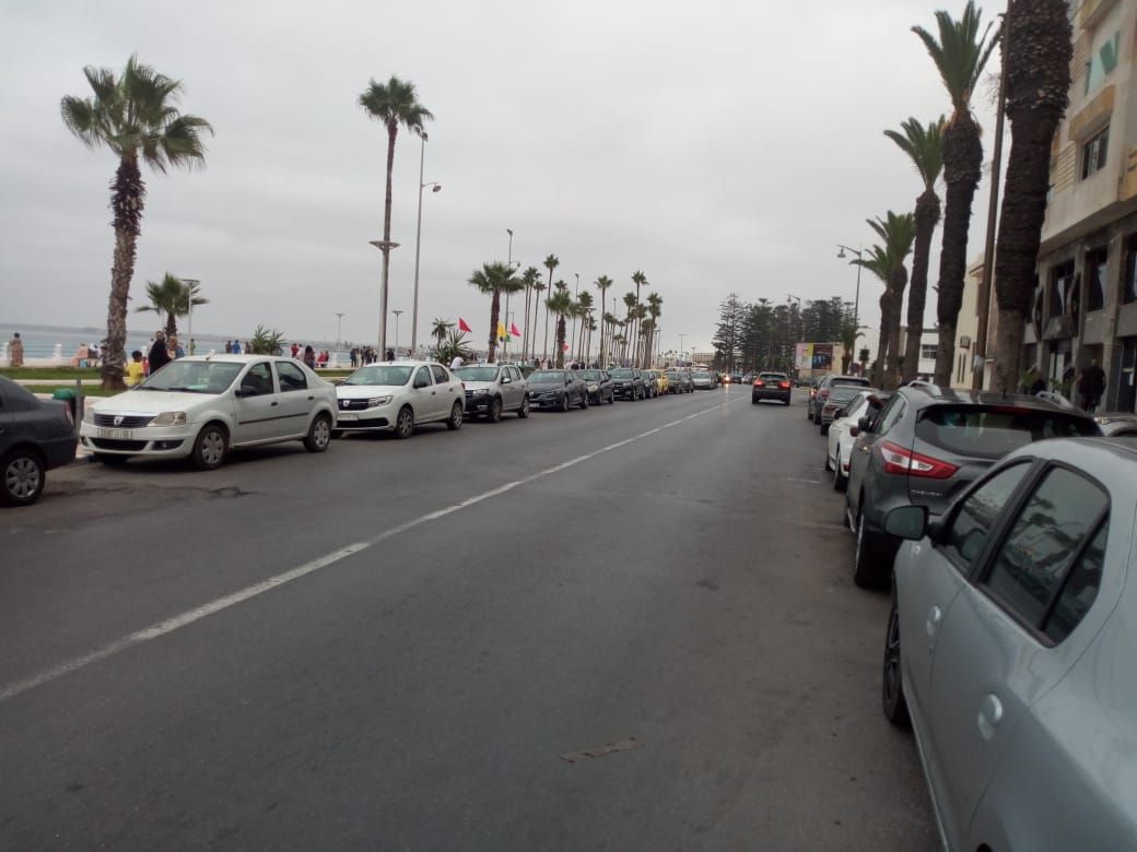 مواقف السيارات والدراجات تخنق حركة السير بشارع لاكورنيش بالجديدة