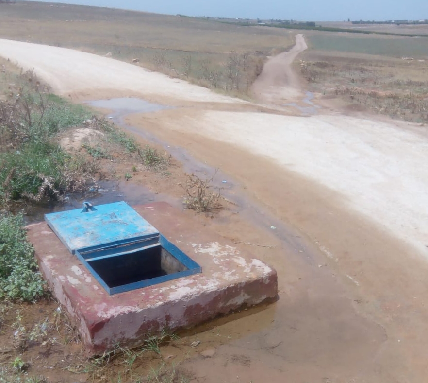 ضياع كميات كبيرة من المياه جراء انفجار أنبوب للماء الصالح للشرب بتراب جماعة سيدي احساين بن عبد الرحمان