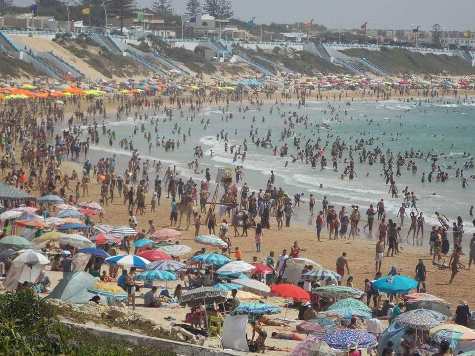 مصطافون يطالبون السلطات بمنع لعب مباريات الكرة بشاطئ سيدي بوزيد