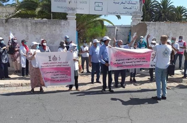 نقابيون يحتجون أمام مندوبية الصحة بالجديدة على ظروف عمل الاطر الصحية والتمريضية