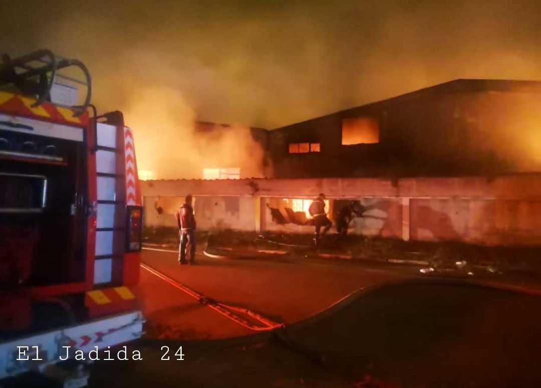 بالصور.. خسائر مادية جسيمة في حريق مهول أتى على معمل للنسيج بالكامل في الحي الصناعي بالجديدة