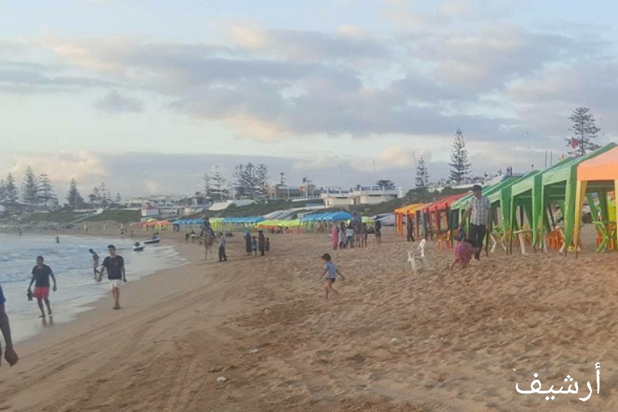 السلطات تشن حملات لإزالة المظلات الشمسية والكراسي بشاطىء سيدي بوزيد وتغلق مقهى للشيشة