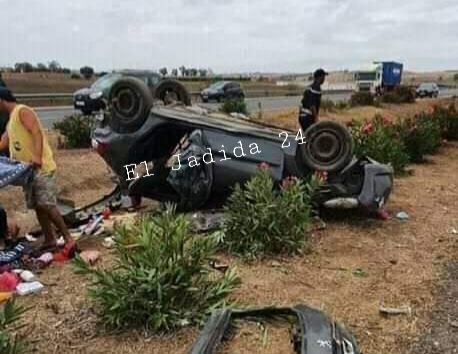 بالصور.. انقلاب سيارة خفيفة بالطريق السيار على مستوى اثنين اشتوكة باقليم الجديدة  .