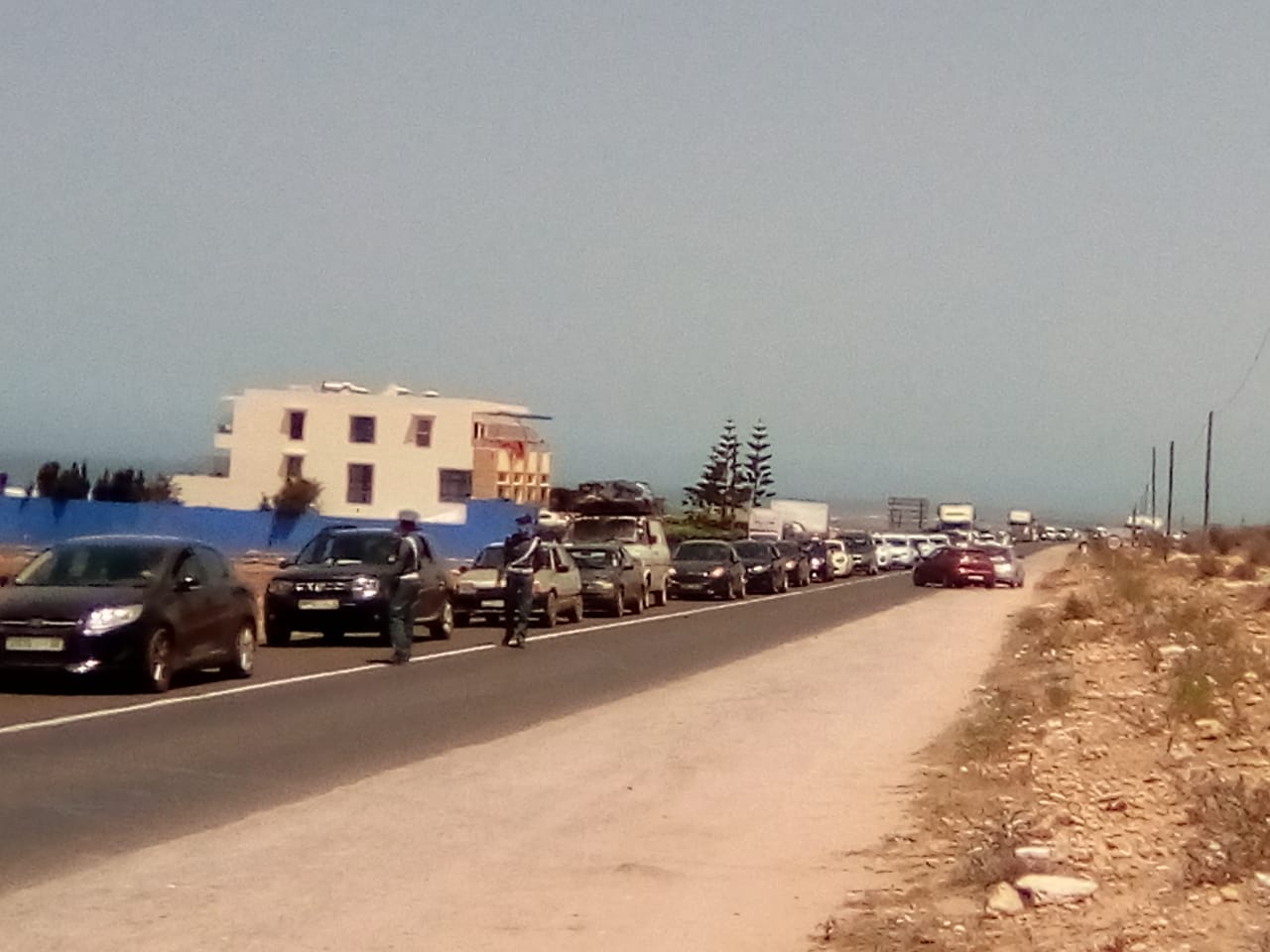 شاهد.. إقبال غير مسبوق على الواليدية والدرك يرجع مئات السيارات ويمنعها من الولوج إلى الشاطىء