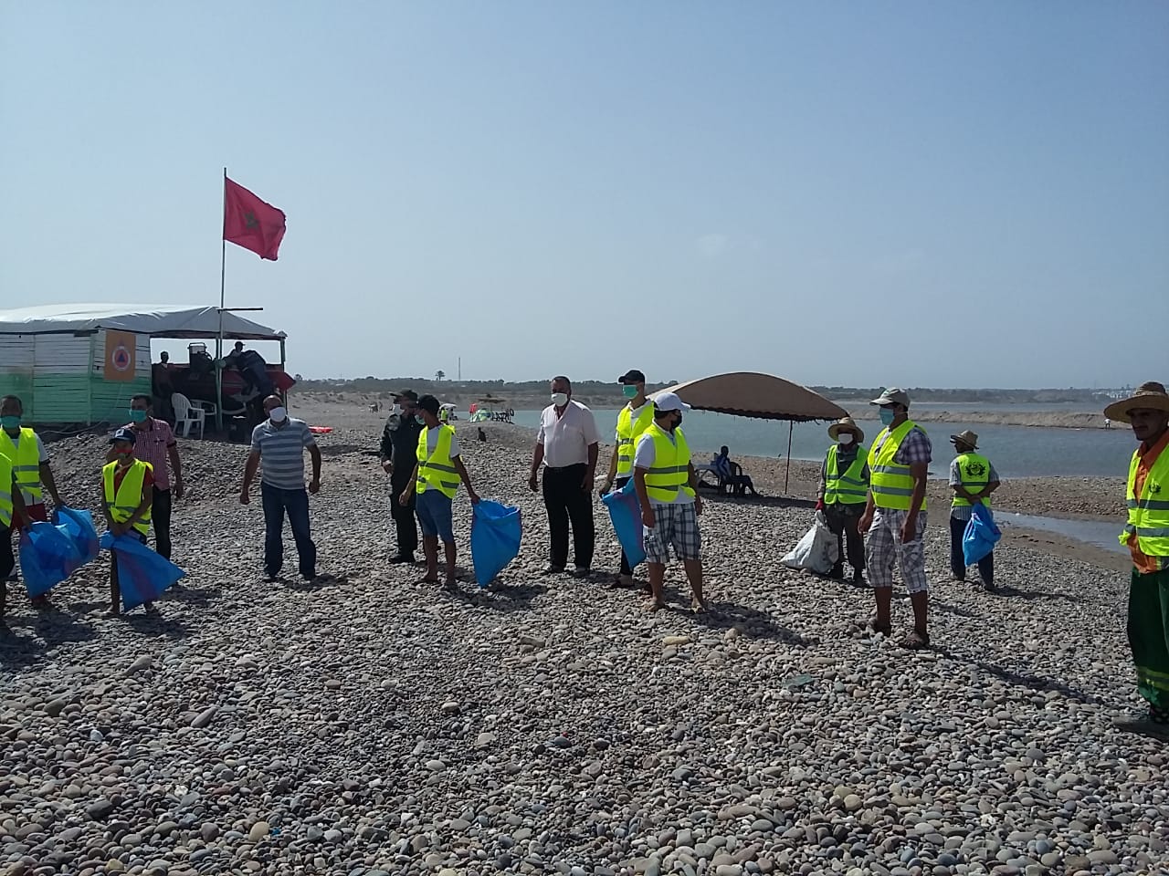 تنظيم  حملة ميدانية لتنظيف مصب نهر ام الربيع وشاطىء عائشة البحرية من النفايات