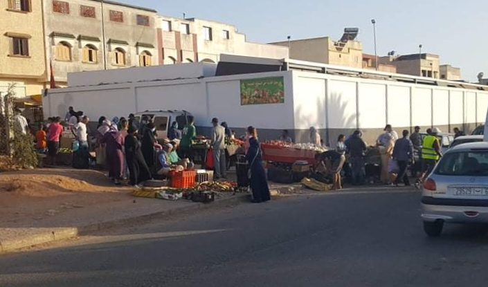 بائعو سوق القرب بحي السعادة بالجديدة يغادرون السوق ويعرضون سلعهم في الشارع العام