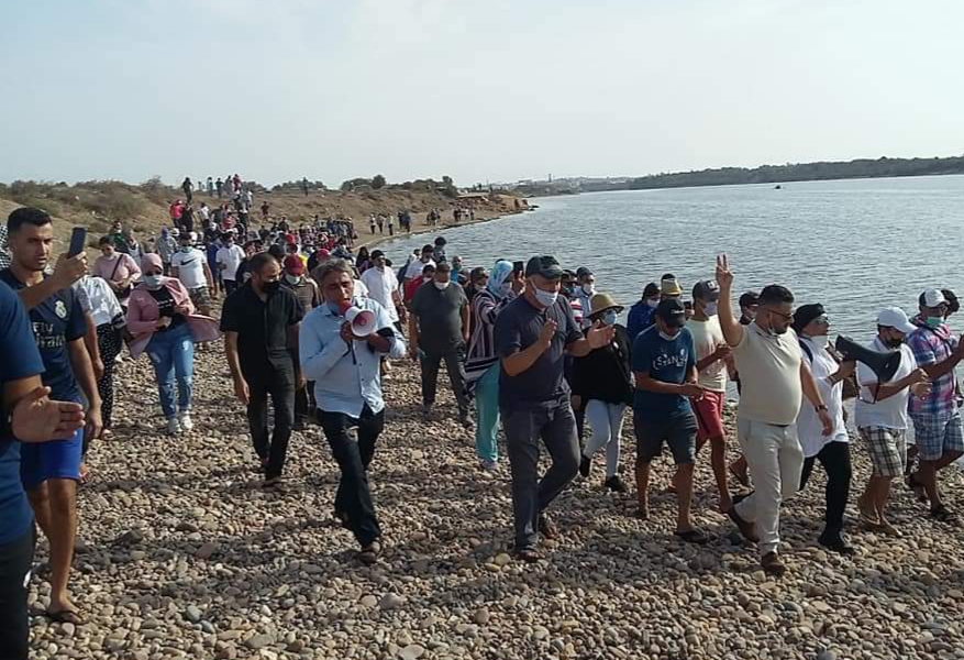 بالصور .. تنظيم مسيرة حاشدة بآزمور للمطالبة بانقاذ نهر أم الربيع