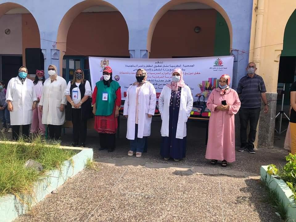 تـوزيــع محـفـظـات و لـوازم مـدرسـيـة عـلى تـلامـيـذ المـدرســة المـركــزيــة بـالجـديــدة