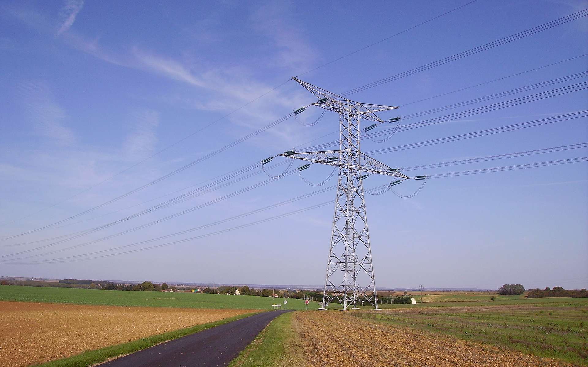 نجاة مواطنتين من موت محقق بعد سقوط حبال الكهرباء ذات التيار المرتفع بمركز أولاد غانم